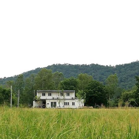 บ้าน Guh Uthai Thani Exterior foto
